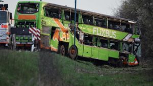 Busunfall auf der A9: Polizei korrigiert Zahl der Toten von fünf auf vier